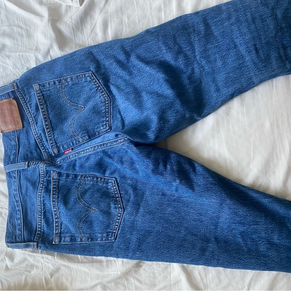 Gently worn, womens Levi jeans - Picture 2 of 4